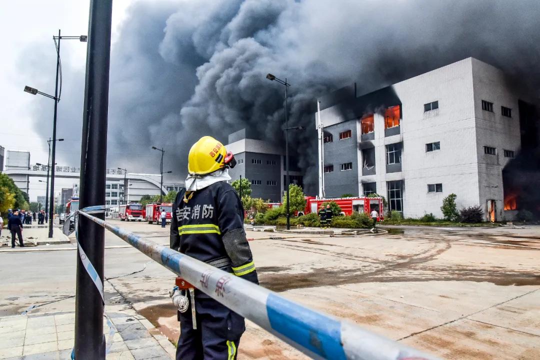 消防員在滅火搶險救援中的自我防護